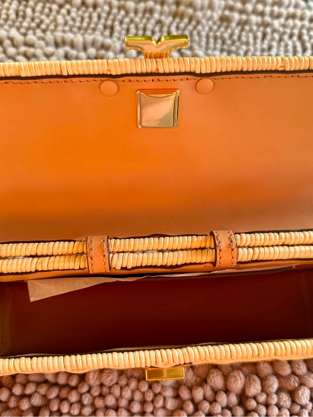Tory Burch Natural Woven Rattan Shoulder Bag with Gold Logo - Picture 3 of 5